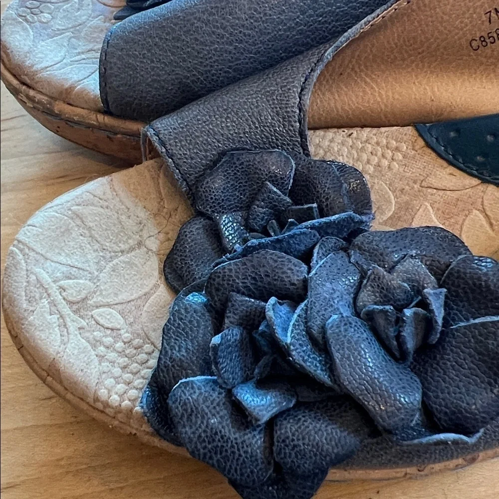 b.o.c. Women's Blue Floral Wedges